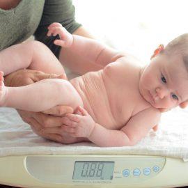 Jak ważyć niemowlę w domu?